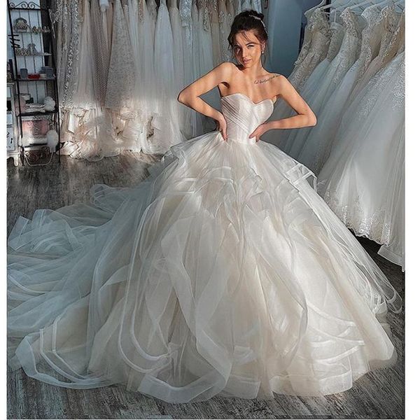 Abiti da sposa gonfi in organza avorio e beige 2022 Senza spalline Sweetheart Corte dei treni Abiti da sposa lunghi pieghe Gonna a strati con volant Sposa Vestido De Novia