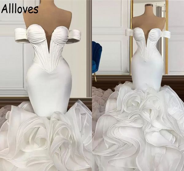 Splendidi abiti da sposa a sirena con spalle scoperte Sexy taglie forti Arabo Aso Ebi Cascate lunghe increspature Cappella treno Abiti da sposa formali Abiti da sposa CL0436