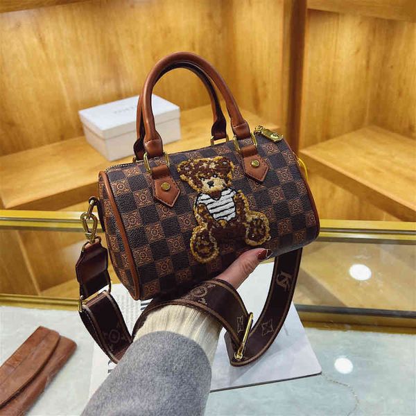 

2022 factory wholesale new autumn and winter fashion versatile foreign style printed pillow handbag single shoulder messenger bag pu women&#