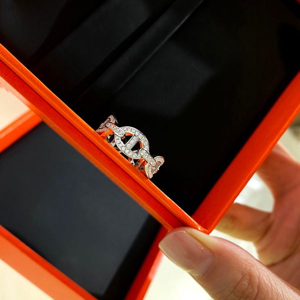 Женщины звонят роскошь дизайнеры кольца с боковыми камнями буквация алмазы модные свадьбы кольцо высокого качества универсальный подарок на День святого Валентина изящный внешний вид очень хорошо