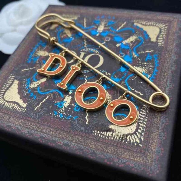 

factory outlet dripping brooch female paper clip fashion versatile brass material, Black