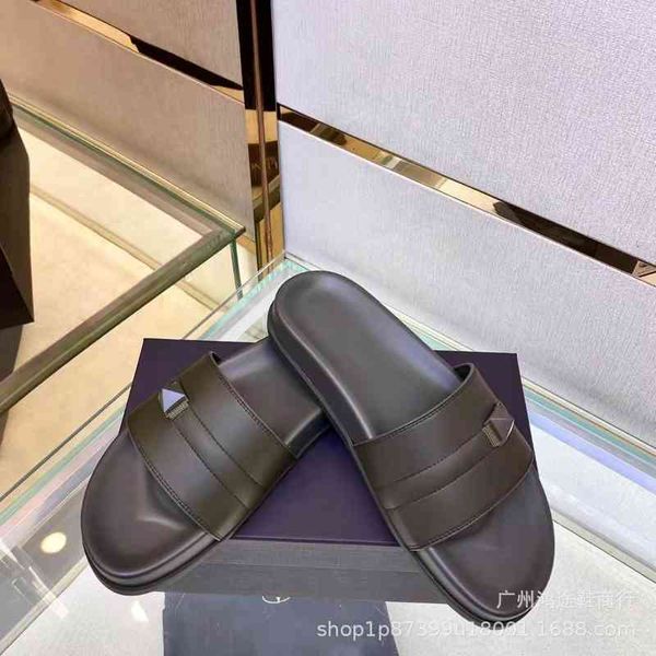 

sandals [su yinyin]g-end version ~ leather huajia rivet thick bottom leisure beach men's slippers are, Black