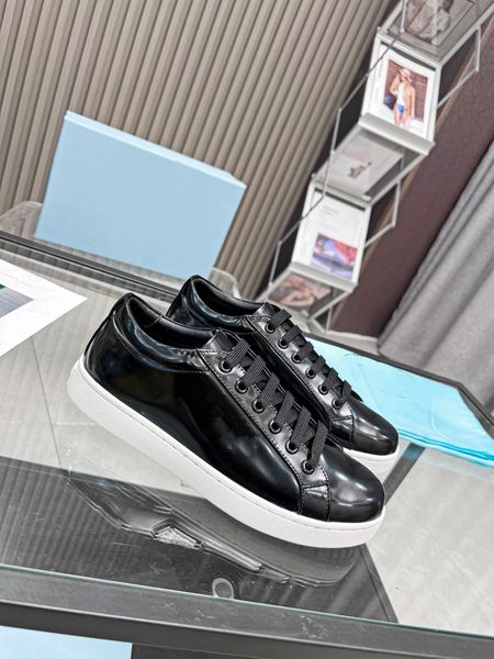 

2023 famous runner mens sneakers shoes low-calfskin trainers white black famous skateboard 0420