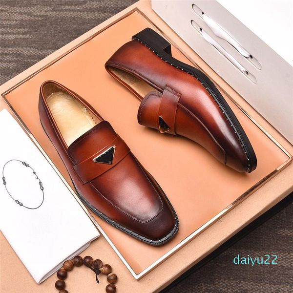 2022 Novos sapatos de festa da moda para homens Coiffeur Sapatos de casamento homens elegantes marca italiana Patente Leather Dress Shoes Men de qualidade superior