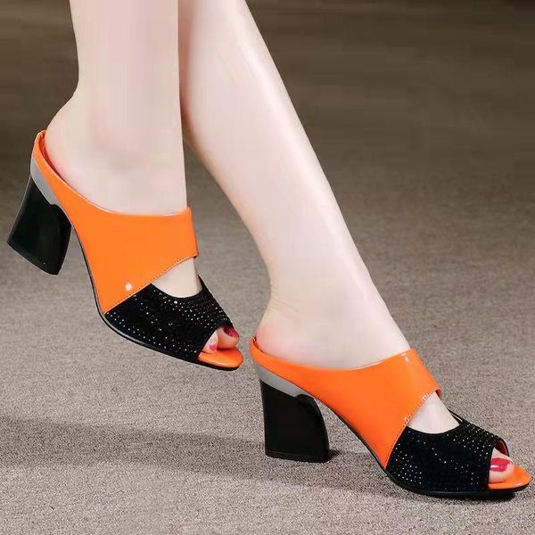 Sandals Women Square Heel 2022 Sapatos de verão Mulher Slides de moda recortada de dedão do pé da mães Sandália Bling SlipperSsandals