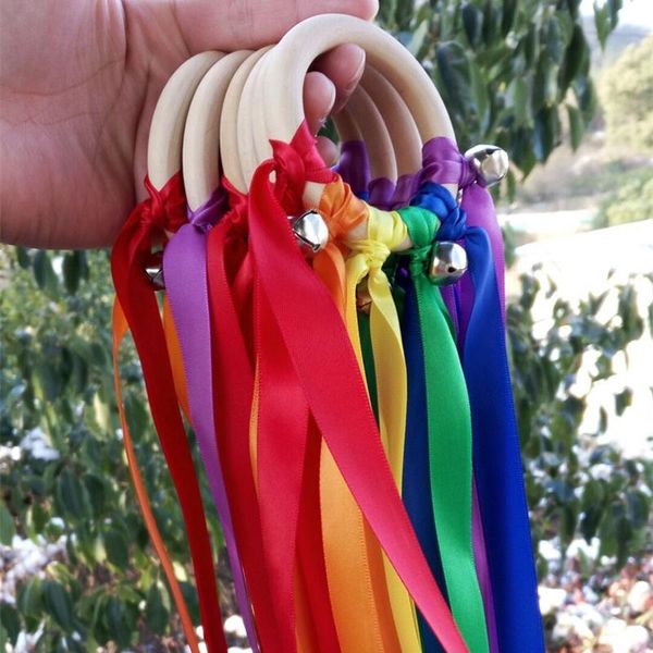 Decoração de festa est 10pcs/lote arco -íris color mancha fita anel de madeira com sino de lasca para a mão pipa