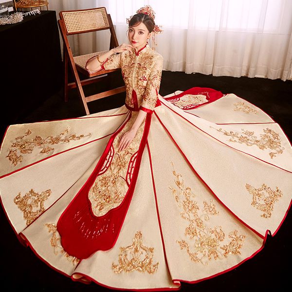 Vestido de tendência étnica chinesa vestido de noiva fantasia de ponta tradicional noiva champanhe dourado xiuhe Cerimônia de casamento roupas de casal