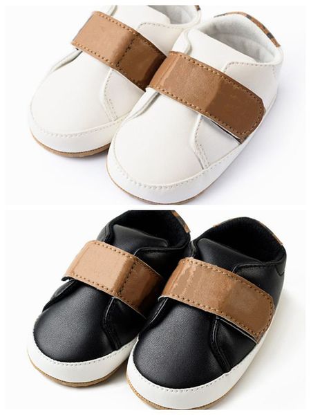 2022 Markendesigner Erste Wanderer Neugeborenes Baby Schuhe mit weichem Boden Lässiges Kind Schwarz Weiß Solide Kinder Kleinkinder Slipper Kleinkind Sportbahn Klettern Schuh Firsts Walker