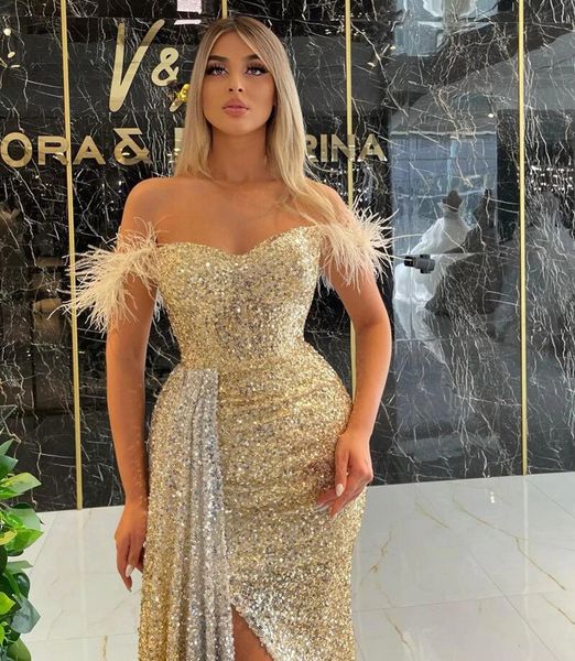 Sexy Gold Pailletten-Abschlussballkleid mit Feder 2022 Sparkly Langer Meerjungfrau Abendkleid Slit Plus Size Formale Partykleider Abendessen Robes de Soirée Sonderanlässe