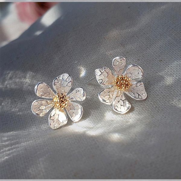 

stud 2022 korean design fashion jewelry elegant white flower earrings summer style holiday beach party for women, Golden;silver