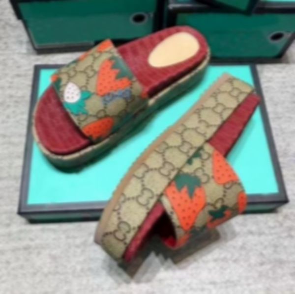 2022 novos chinelos de praia moda designer de fundo grosso sapatos femininos desenhos animados alfabeto senhora plataforma saltos de couro letra slides sexy sandálias de salto alto 35-44