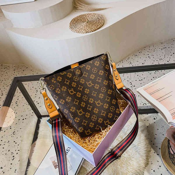 

factory outlet net red same small women's 2022 korean fashion new printing bucket versatile broadband shoulder bag