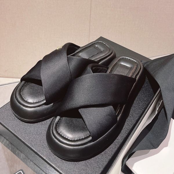 Top Summer Summer Black Fabric mulas chinelos de luxo plataforma de praia sandálias sapatos de couro aberto de pé casual para mulheres designers de luxo calçados de fábrica