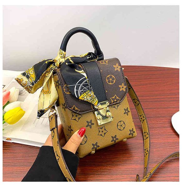 

2022 factory wholesale new box female korean printed single shoulder rivet small square net red foreign style messenger bag