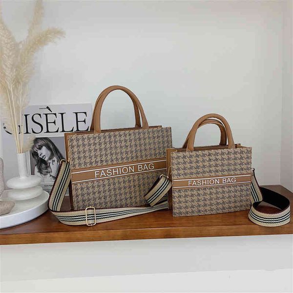 

2022 factory wholesale new korean plaid printing high-capacity portable women's trend foreign style woven one shoulder armpit small squ