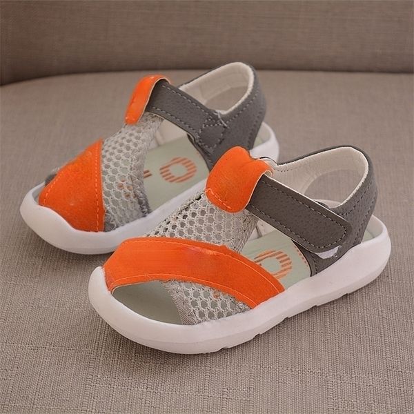 Sandálias de criança de verão para sapatos de bebê colorido pano de rede respirável tênis de tênis infantil infantil sandálias femininas 220630