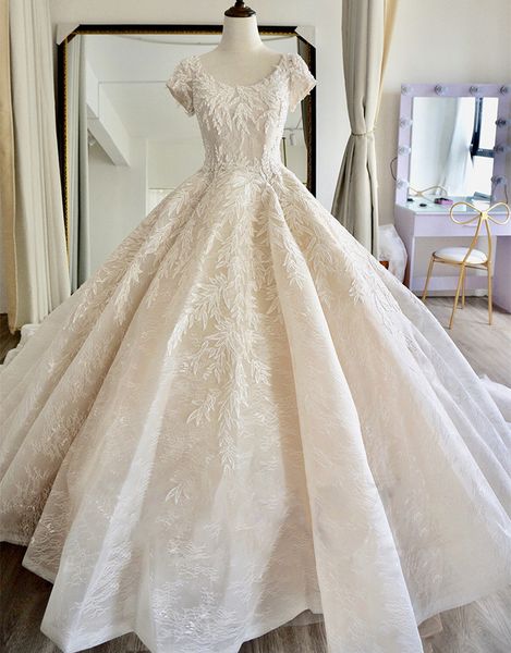 Luxuriöse Ballkleid-Hochzeitskleider, Prinzessin, flauschig, kurzärmelig, große Schleppe, Spitze, Perlen, Blumen, Brautkleider nach Maß