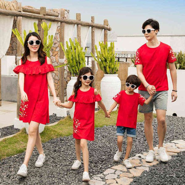Abiti coordinati per la famiglia estivi Mamma figlia abbinata al vestito floreale rosso Papà figlio T-shirt in cotone Abiti coordinati per le vacanze AA220326