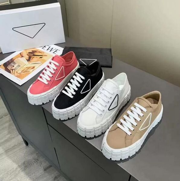 Luxuriöse, lässige Segeltuchschuhe aus Gummi für Herren- und Damenschuhe, ungewöhnliche Plateauschuhe, inspiriert von Autoreifen, fester Boden, Nylon-Gabardine, Logo-Dreiecksdekoration