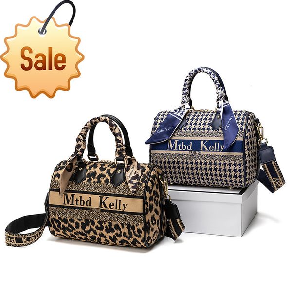 

2022 trendy fashion design ladies bags factory direct clothing leather women's 2022 new small broadband portable