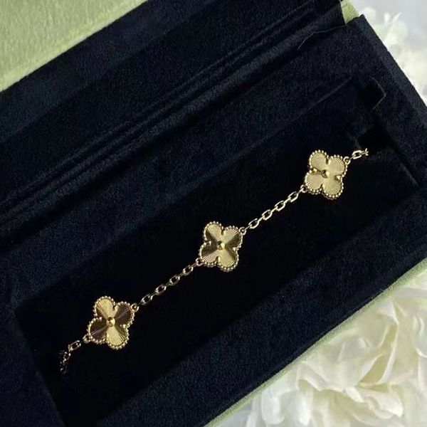 

2022 summer luxury clover designer charm bracelets for girls women 18k gold brand shining bracelet wedding party jewelry, Golden;silver
