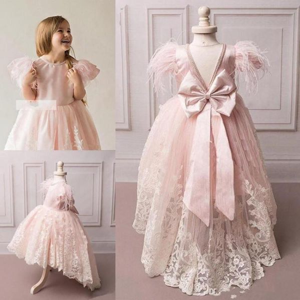 Mädchenkleider Kleine Prinzessin High Low Blumenmädchenkleid Juwelenausschnitt Große Schleife Federn V-Rücken Maßgeschneiderte Geburtstagsparty-KleiderMädchen