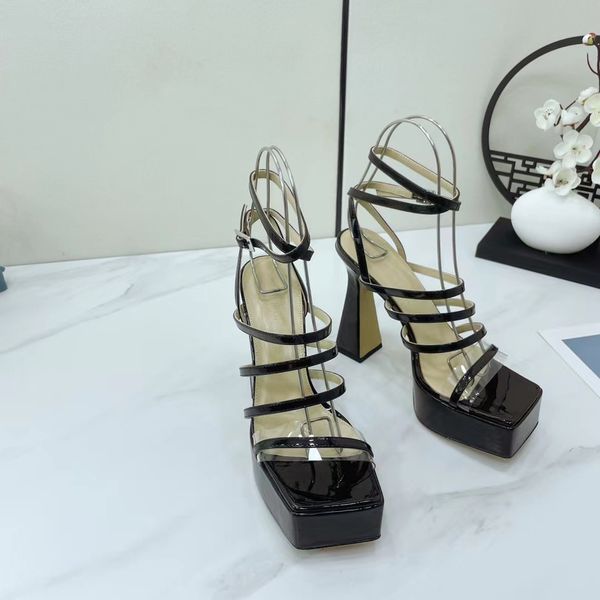 2022 Sandali da donna classici a punta larga Pelle verniciata nera Piattaforma con tacco grosso Tacchi a spillo Designer Summer Style Runway Catwalk Party Dress Shoes