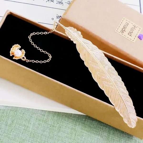 Brass Bookmark Graduation Favor Wed Party Guest Birthday Kids Women Gift With Box Sets Students Metal Feather Pearl Com Chain Golden C0815