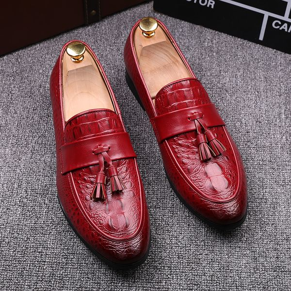 Erkek Moda Düğün Prom Elbise Yumuşak Deri Tasseller Ayakkabı Slip-On Tembel Ayakkabı Siyah Kırmızı Nefes Alabilen Loafers Beyefendi Ayakkabı Adam