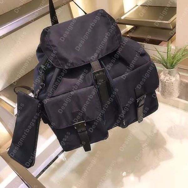 Schultasche aus Fallschirmstoff. Emailliertes Metall-Dreieckslogo auf der Klappe. Mittlerer Nylon-Rucksack. Luxuriöse wasserdichte Canvas-Handtaschen für Damen. Business-Taschen mit großem Fassungsvermögen