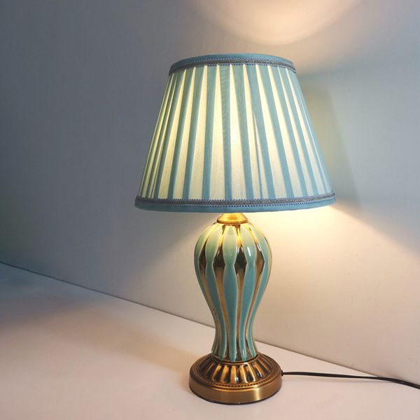 Lampada da tavolo in vaso di ceramica in stile pastorale per soggiorno camera da letto retrò europeo luci da scrivania studio lampada da arredamento in tessuto