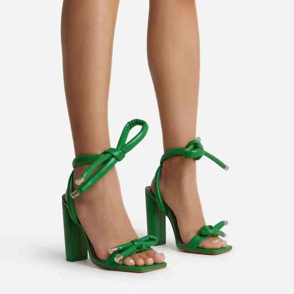 Sandálias Designer 2022 Open Tee Heaver Heaver Sexy Cruz Strap Fluffy Bow Sandálias de Salto Redado para Mulheres Bombas Sapatos 220324