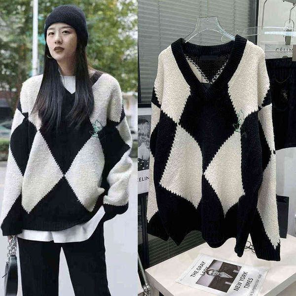 inverno nuovo maglione di lana con scollo a V sciolto gatto ricamo reticolo diamante bianco e nero semplice