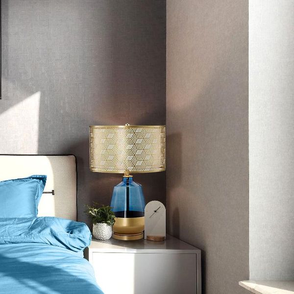 Lampade da tavolo Lampada in vetro blu a led in stile americano con paralume in metallo Design moderno Camera da letto Comodino Home Decor Light Fixtures DTable