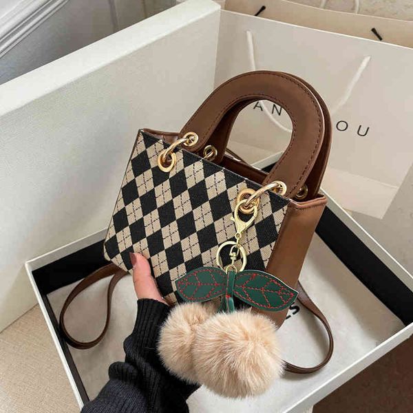 

2022 factory wholesale new bucket large capacity foreign air canvas messenger winter girl new texture rhombic lattice single shoulder bag x7