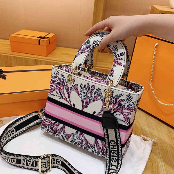 

diana 2022 new summer female messenger bag portable fashion luxury designer