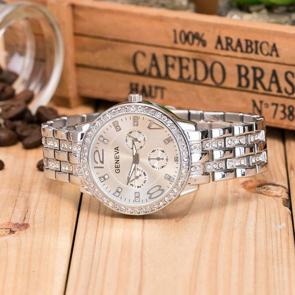 Нарученные часы Женева Модные бриллианты Стальные стали Стальные поясные повседневные кварцевые универсальные бутик -подарочные часовые часовые часы