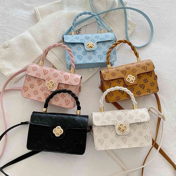 

2022 factory wholesale new exquisite small high sense women's autumn winter fashion messenger bag is versatile and popular