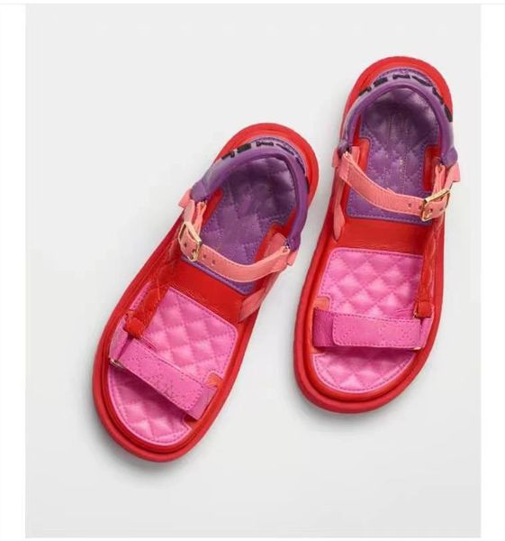 

resort-inspired, colour-blocked chunky sandals heighten the comfortable non-slip buckle straps the beach, Black