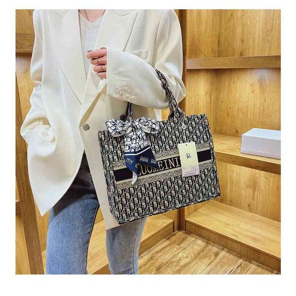 

2022 new designer handbags spring hand capacity shopping aging commuter