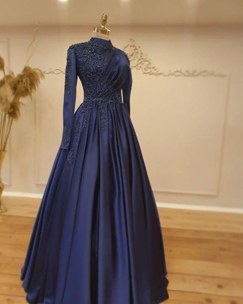 2022 Elegante Marinha Escura Muçulmana Vestidos de Noite Até o Chão Gola Alta Manga Comprida Linha A Vestidos de Festa Formais Apliques Rendas Frisadas Modest Árabe Dubai Vestido de Baile Feminino