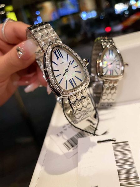 O relógio feminino de 30 mm apresenta um relógio yunda com moldura de diamante e movimento de quartzo importado semelhante a uma cobra