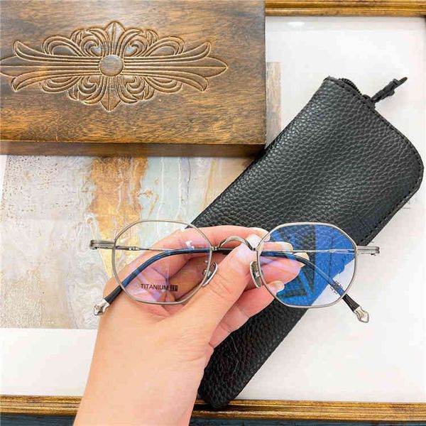 

sunglsses roxinji's myopi titnium frme mirror n the sme smll squre flt, White;black