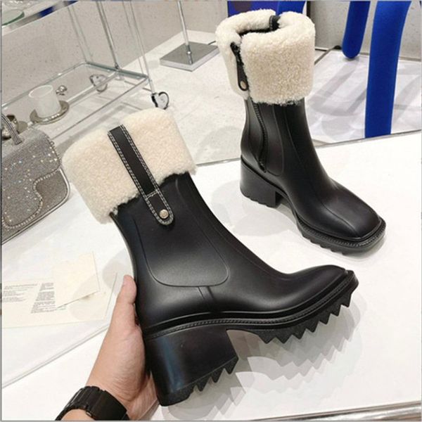 BOTA DE DESIGNER PARA MULHERES BOTAS DE PVC PVC Moda de pêlo de pêlo até os joelhos altos à prova d'água Sonetes de plataforma de borracha de borracha Sapatos de chuva ao ar livre 35-40