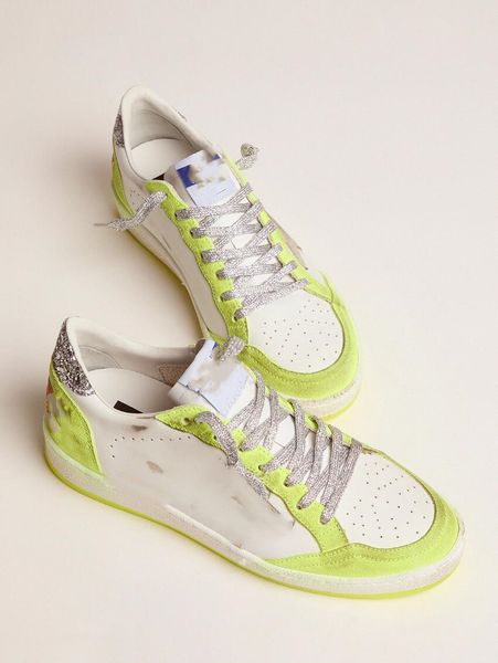 Kleine, schmutzige Low-Top-Designer-Luxus-italienische Vintage-handgefertigte White Ball Star-Sneaker mit fluoreszierenden gelben Einsätzen und Glitzer-33