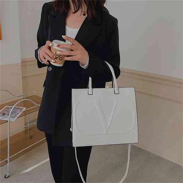 

2022 new women's bag portable large single shoulder messenger bag simple killer p