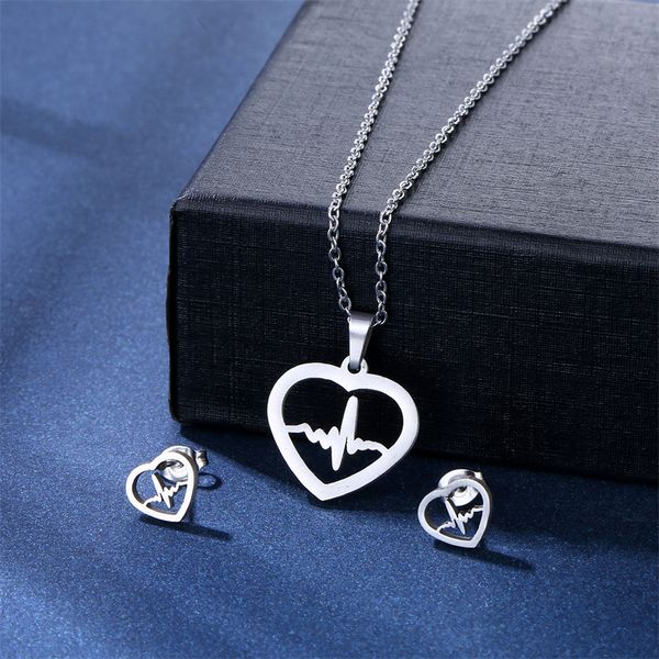 Collana ECG a forma di cuore in acciaio inossidabile Orecchini a bottone Set Argento Temperamento di nicchia Gioielli Ciondolo a catena clavicola per donna