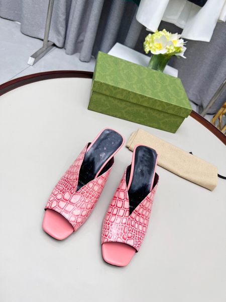 

2021 women luxury designer sandals slippers leather summer flat slipper embroidery fashion beach woman big head rainbow letters 00609, Black