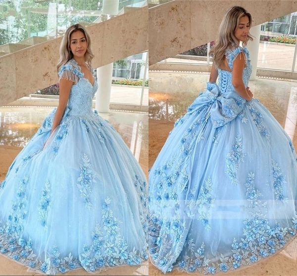 2022 Romantico Sky Blue A-line Prom Abiti Quinceanera Fiori 3D Applique floreale Berretto con perline Manica corta Fiocco Dolce 16 Abiti da sera da spettacolo formale