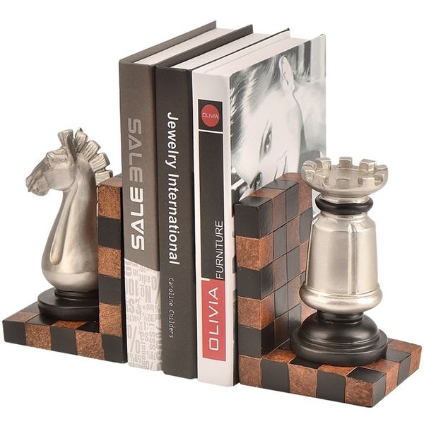 Europa Retro Creativo Reggilibri Figurine Resina Scacchi Modello Libro Stand Ornamenti Home Office Studio Scaffale Decor Regali di compleanno T200617